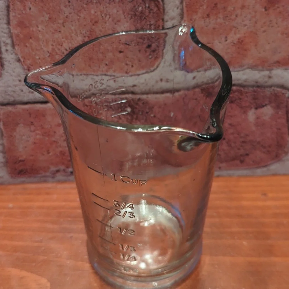 Vintage Anchor Hocking Triple Pour Measuring Cup -1 Cup - Picture 2 of 6